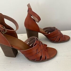 Universal Thread Brown Heels